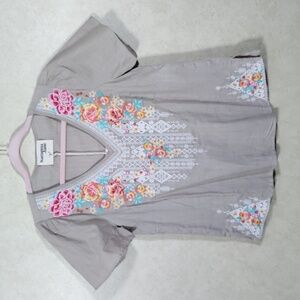 01549 Savanna Jane tan floral embroidery v-neck blouse S NWT